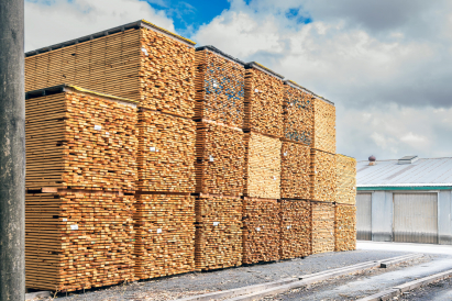 Bygghandel med hållbara träprodukter – specialiserade ytbehandlingar.