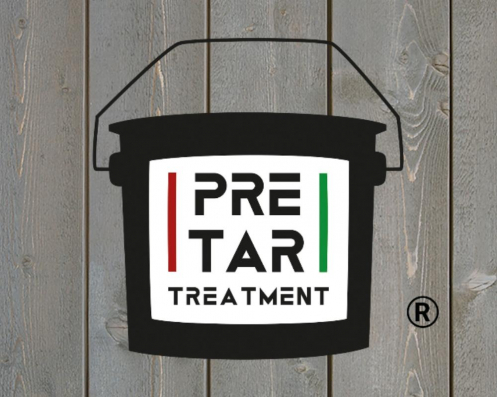 Logotyp för PRE TAR TREATMENT på ljus träbakgrund, fokus på högkvalitativa träbehandlingsprodukter.